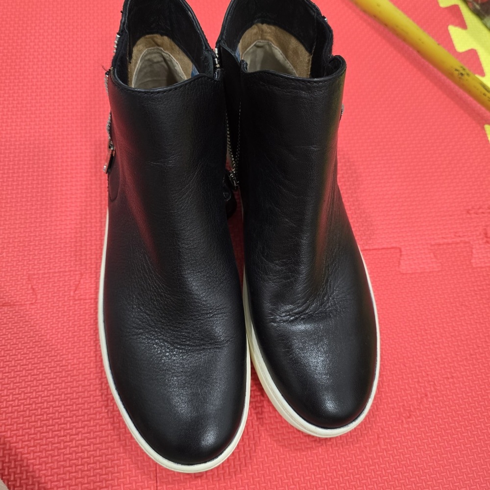 Soft Aqua So ft Black Leather Waterproof Ankle Boots Sneakers Women's Size 7M